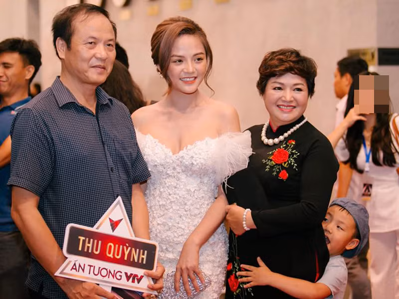 Năm 2018- 2019, diễn viên Thu Quỳnh nổi lên nhờ vai diễn My trong "Quỳnh búp bê" và Huệ trong "Về nhà đi con". Về đời tư, tính đến nay, cô làm mẹ đơn thân đã được 4 năm sau khi ly hôn Chí Nhân.