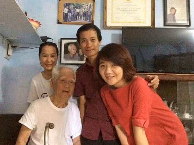 Trong những năm cuối đời, tác giả “Dư âm” ít khi ra khỏi nhà. Trong ảnh, nhạc sĩ Nguyễn Văn Tý được nhà lý luận âm nhạc Nguyễn Quang Long và nhạc sĩ Giáng Sol đến thăm vào năm 2015. Ảnh: Vietnamnet