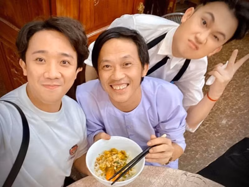 Gần đây, Hoài Linh ăn mừng sinh nhật chỉ với bát mì đơn giản.