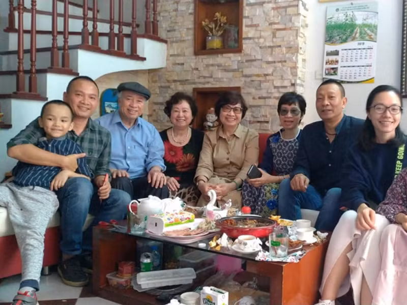 "Thông thường, vợ tôi đưa tôi đến trường quay, lo lắng, chuẩn bị trang phục cho tôi chỉn chu, sau đó cô ấy đi việc của mình. Đến cuối giờ quay, cô ấy lại trở về trường quay cùng tôi ra về", nam MC kỳ cựu chia sẻ. Ảnh: FBNV