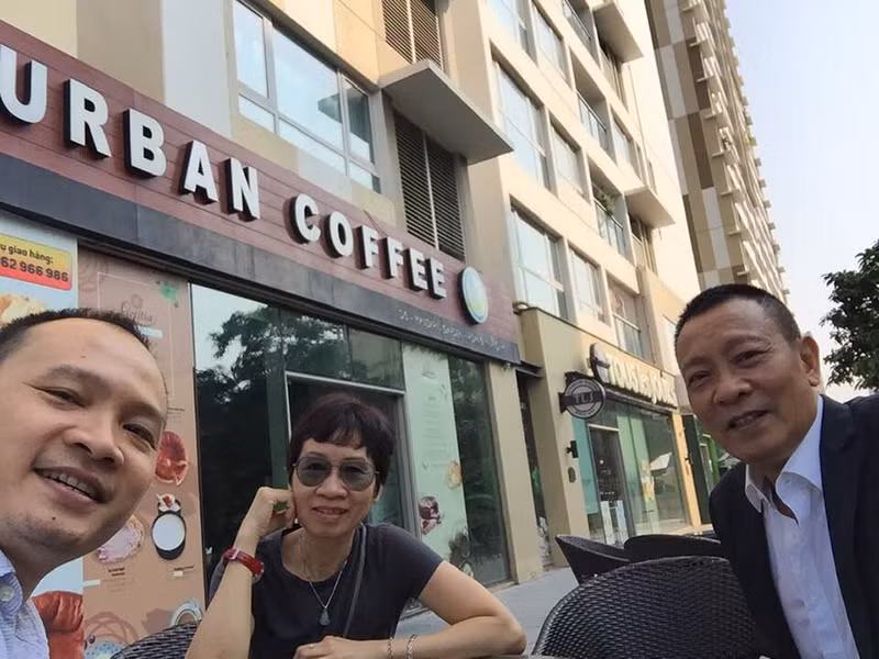 Một ngày của MC Lại Văn Sâm bắt đầu từ 6h30, tập thể dục đến 8h sau đó cùng vợ đi ăn sáng, uống cà phê. Từ 9-10h, ông đọc báo hoặc xem TV, 10h-11h30, viết lách rồi chuẩn bị ăn trưa. Ảnh: FBNV