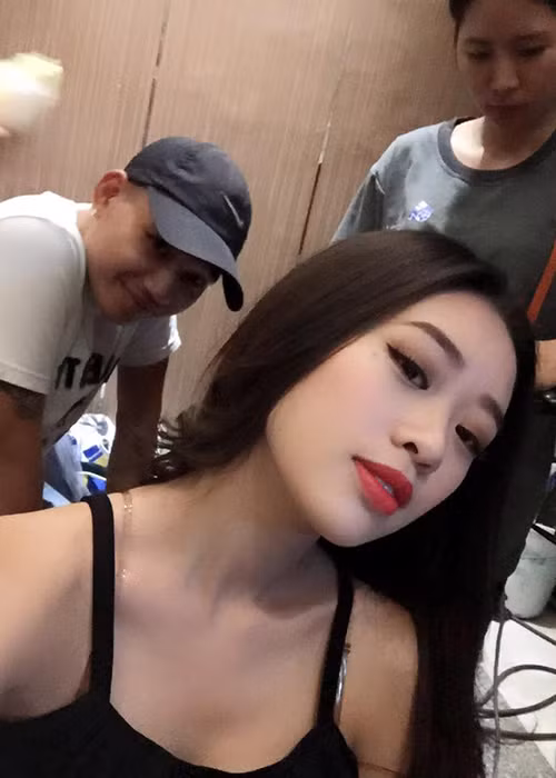 Khánh Vân thường xuyên mặc gợi cảm trên phim.