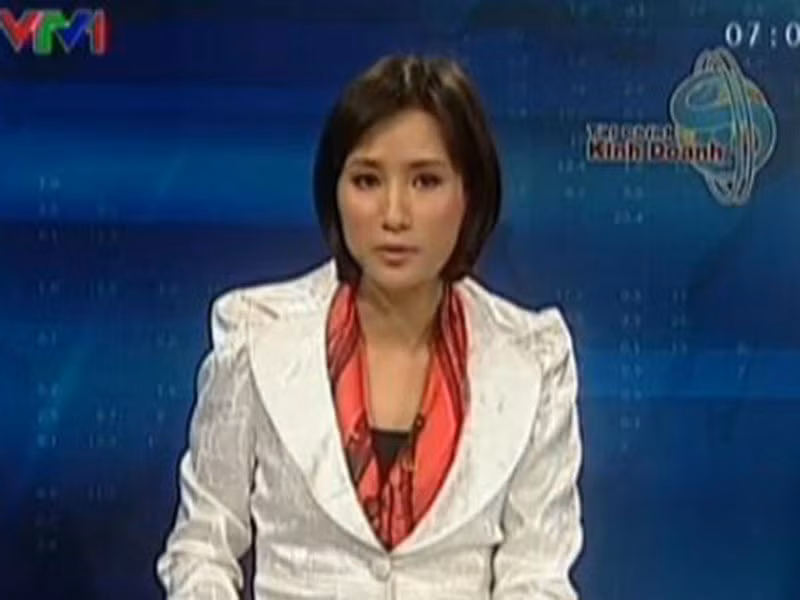 Trong bản tin Tài chính - Kinh doanh, BTV Lê Bình từng buột miệng nói câu “Cái bọn điên này” khiến người xem bất ngờ. Giữa ồn ào, cô phần trần mình bị ức chế vì trục trặc kỹ thuật nên mới có phản ứng như vậy. Ảnh: Zing