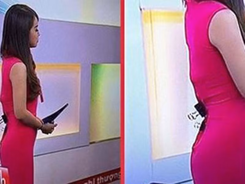 Mặc dù BTV Trúc Mai đã chủ động "chữa cháy" bộ đồ quá rộng trước khi lên sóng, thế nhưng không may, hình ảnh gặp sự cố về trang phục của cô lại lọt trên sóng.