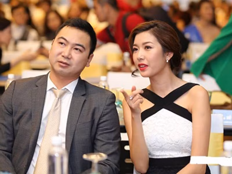 Vừa bước ra từ cuộc thi Hoa hậu Hoàn vũ Việt Nam 2019 giống Khánh Vân, Thúy Vân từng hẹn hò doanh nhân Tuấn John.