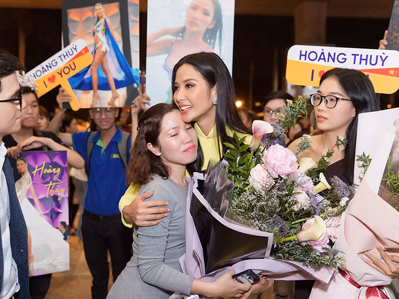 Dù gần 12 giờ khuya, Hoàng Thùy mới đặt chân về Việt Nam nhưng nhiều khán giả đã có mặt để đón chào cô.