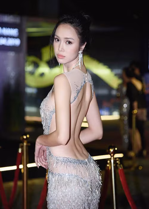 Bạn gái của Cường Seven chuộng những bộ cánh cắt xẻ táo bạo hoặc ôm sát.