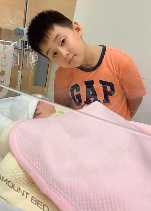 Cậu nhóc làm thơ khi vào thăm em gái chào đời: “Bông ơi em hiền như mơ/ Anh yêu em lắm hôm nào đến thăm/ Em hiền như mẹ trong mơ/ Anh yêu em lắm em yêu của anh”.