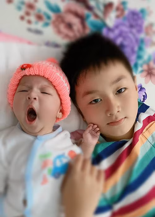 Bé Cà Pháo rất yêu thương em gái.