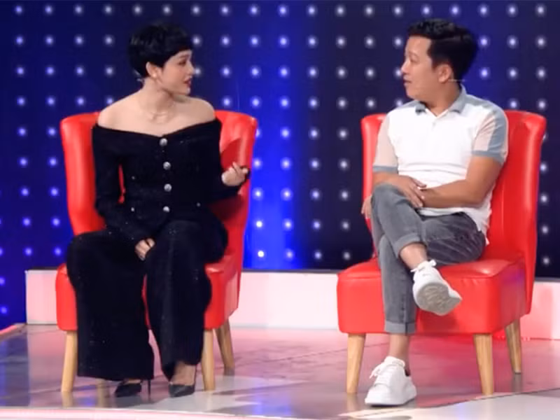 Trước đó, ở Giọng ải giọng ai, Trường Giang giao kèo nếu anh thua sẽ mời cô ăn một món bất kỳ liên tiếp trong một năm. Ngược lại, nếu Hiền Hồ thua kèo, cô đi ăn tối, hẹn hò cùng Anh Đức. Cuối cùng, Trường Giang thắng cược. Ảnh: Vietnamnet
