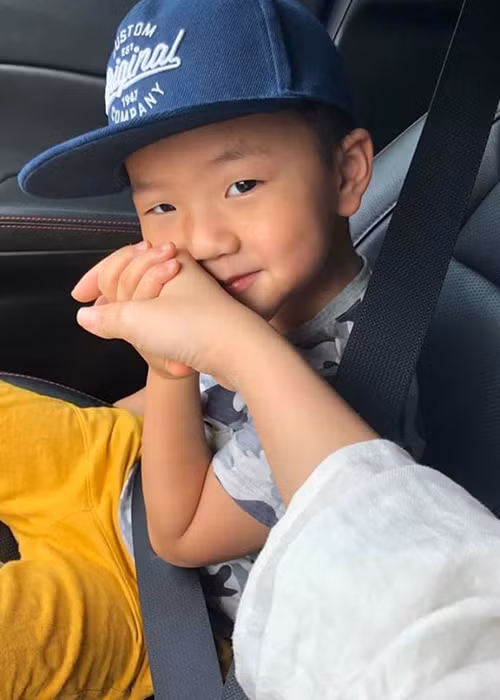 Bé Be thích ca hát và rất yêu thương mẹ.