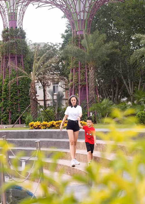 Con trai của Thu Quỳnh có chiều cao vượt trội so với bạn bè đồng trang lứa.