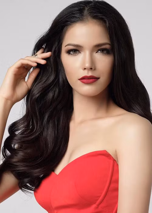 Sở dĩ đại diện Thái Lan vướng nghi vấn được ưu ái bởi cô là đại diện của một thương hiệu kim cương - nhà tài trợ vương miện Hoa hậu Hoàn vũ Thế giới 2019.