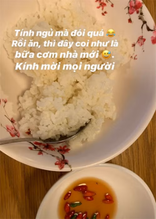 Mới đây trên trang cá nhân, nàng hoa hậu chia sẻ hình ảnh ăn cơm trắng chan nước mắm.