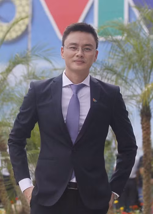 Hữu Bằng là một trong những biên tập viên của chương trình Thời sự 19h. Với lối dẫn tự nhiên, anh được nhiều khán giả yêu mến.