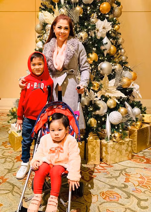Ông xã của Thanh Thảo cũng rất yêu thương bé Jacky.