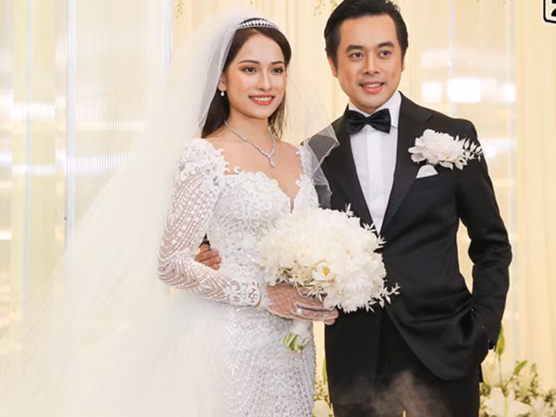Nhạc sĩ Dương Khắc Linh và ca sĩ Sara Lưu tổ chức đám cưới tại một trung tâm hội nghị tiệc cưới tại TP HCM vào tháng 6/2019. Trước đó, trong lễ rước dâu, Dương Khắc Linh mang cả dàn xe trắng đón vợ 9x kém 13 tuổi. Ảnh: Vietnamnet