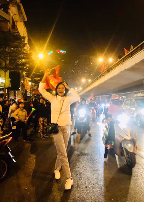 H'hen Niê hòa vào không khí tưng bừng U22 Việt Nam đoạt huy chương vàng.