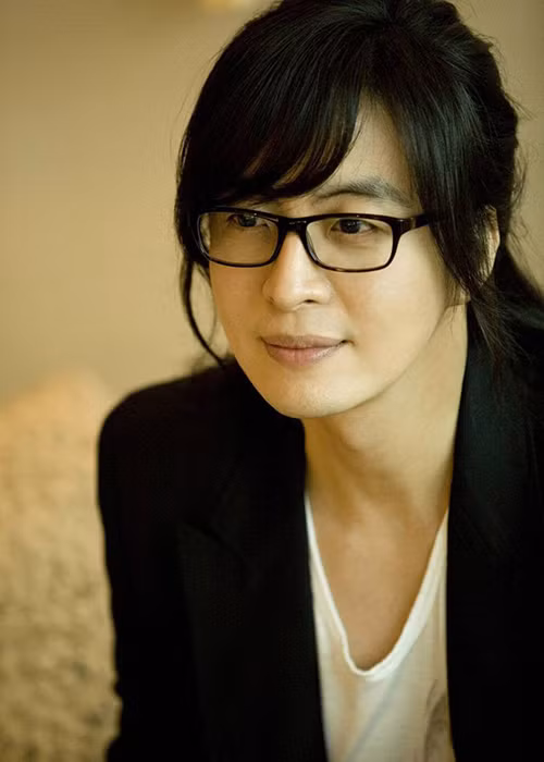 Tháng 4/2018, Park Soo Jin hạ sinh con gái thứ hai. Thông qua đại diện, Bae Yong Joon cho biết anh rất hạnh phúc khi gia đình có thêm thành viên mới.