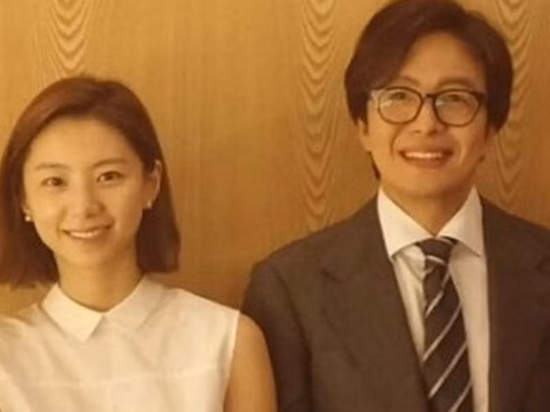 Bae Yong Joon kết hôn trước người tình màn ảnh Choi Ji Woo 3 năm. Bà xã của anh là diễn viên Park Soo Jin.