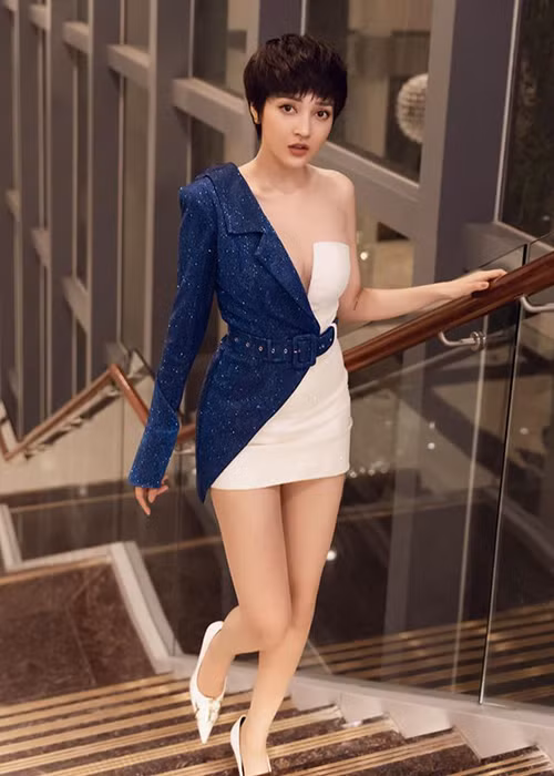 Bảo Anh chuộng trang phục cắt xẻ tạo báo, ôm sát cơ thể, khoe vóc dáng nuột nà.