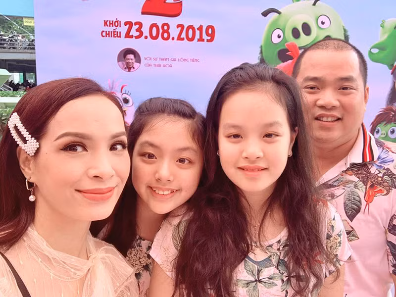 Bé Suti dễ thương, đáng yêu, chăm chỉ và rất vâng lời các anh chị trong "Bố ơi, mình đi đâu thế".
