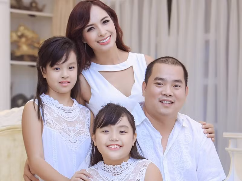 Cặp đôi người mẫu Thúy Hạnh - nhạc sĩ Minh Khang đã kết hôn được 13 năm và có hai cô con gái, Suli và Suti.