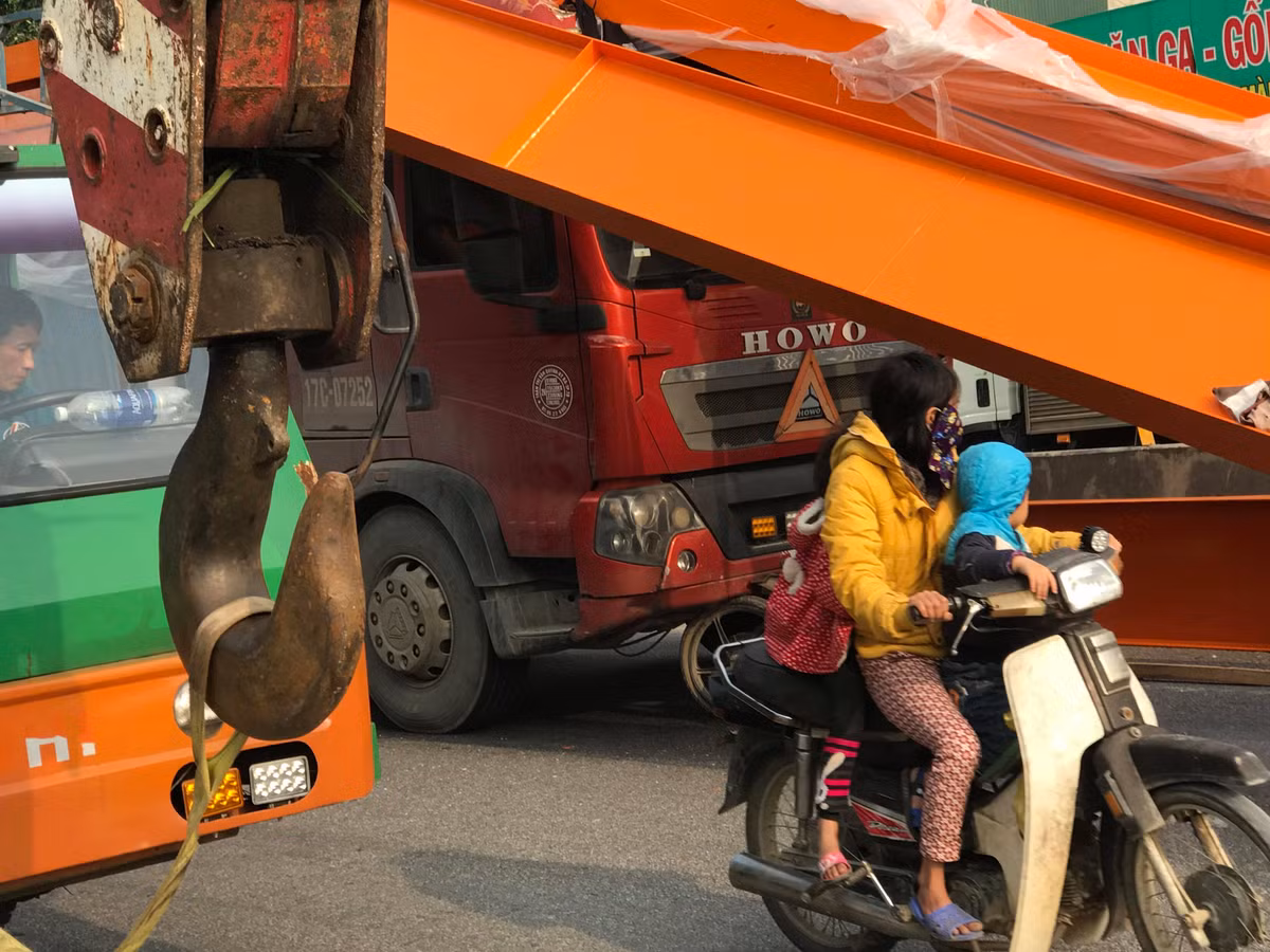 Xe may “gam” dau container, hang tan sat lao qua cabin-Hinh-6
