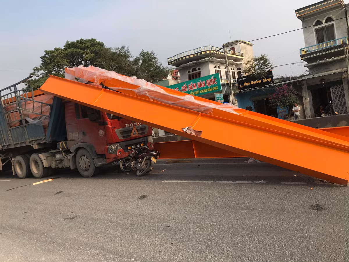 Xe may “gam” dau container, hang tan sat lao qua cabin-Hinh-3