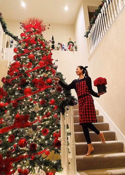 Nổi bật bên trong căn nhà ở Mỹ của người đẹp gốc Hải Phòng là cây thông Noel cao 4 mét.