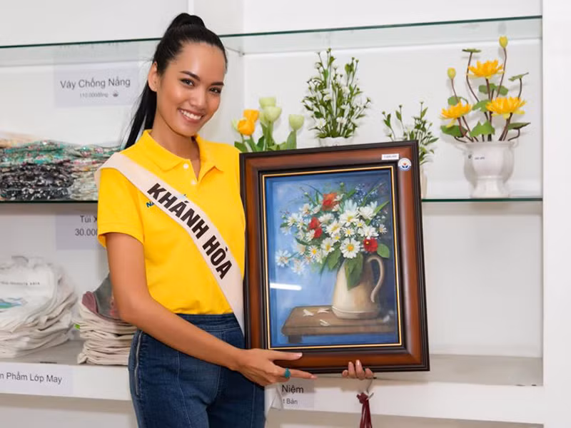 Có thời gian, cô phải đi vẽ tranh tường, mỗi ngày chỉ được 150 ngàn đồng.