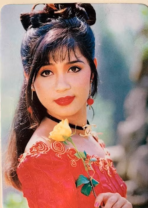 Thời thanh xuân, Việt Trinh sở hữu nhan sắc đẹp hút hồn với gương mặt bầu bĩnh, đôi mắt to tròn.