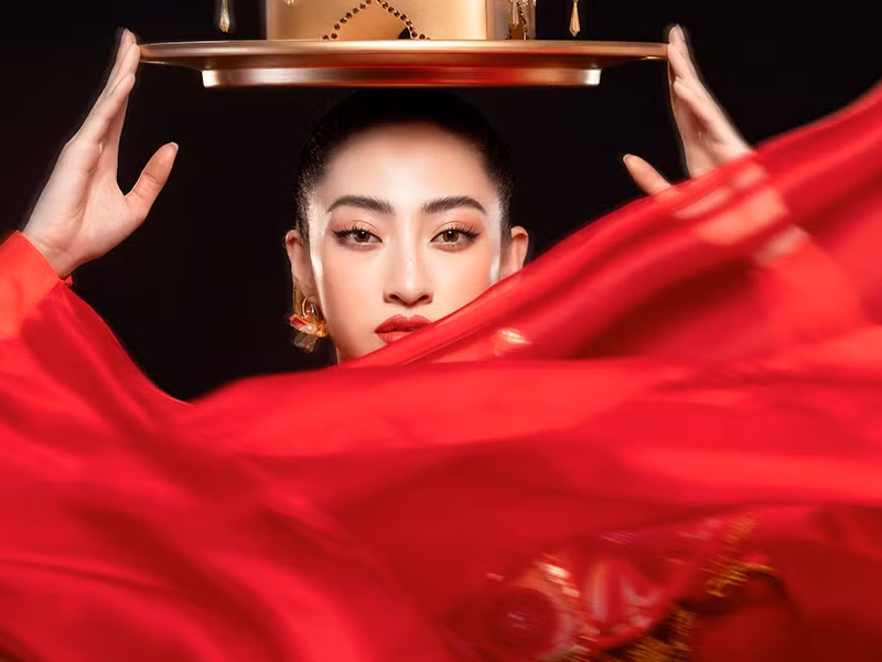 “Tuy có một chút khó khăn vào những ngày đầu tập luyện nhưng Linh cảm thấy điệu múa này rất hay, giúp Linh hiểu thêm về văn hóa của đất nước”, cô chia sẻ.