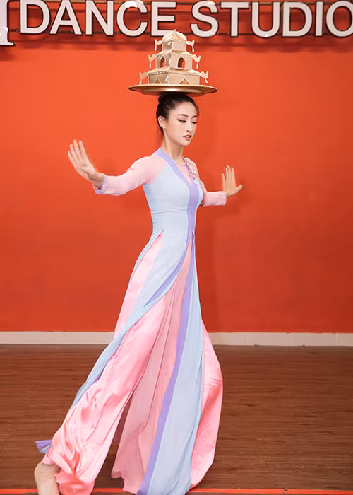 Người đẹp lọt top 10 phần thi Top Model (Người đẹp trình diễn thời trang) và Hoa hậu Nhân ái.