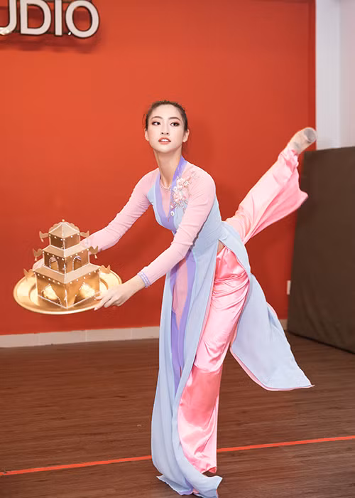 Hình ảnh Lương Thùy Linh tập luyện cho cuộc thi Hoa hậu Thế giới.