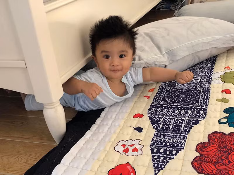 Trước đó, cô thường khoe các góc chụp nghiêng hoặc che nửa mặt cậu con trai nhỏ của mình.