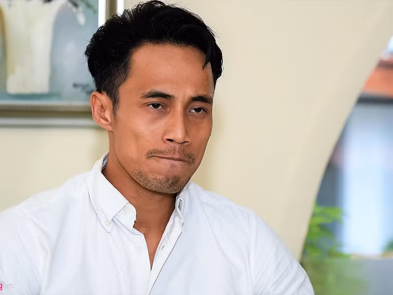 Phạm Anh Khoa cũng xin rút lại toàn bộ những lời phát ngôn trước đó như “vỗ mông là hành vi bình thường ở showbiz”. Nam rocker còn cam kết sẽ không làm tổn hại đến bất kỳ người phụ nữ nào nữa. Ảnh: Zing