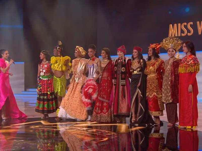 Sau tiết mục Dances of the world, Hoa hậu Lương Thùy Linh xuất hiện cùng top 10 Hoa hậu Nhân ái. Theo quyết định từ ban giám khảo, cả 10 thí sinh có dự án nhân ái xuất sắc nhất lọt top 40 chung cuộc.