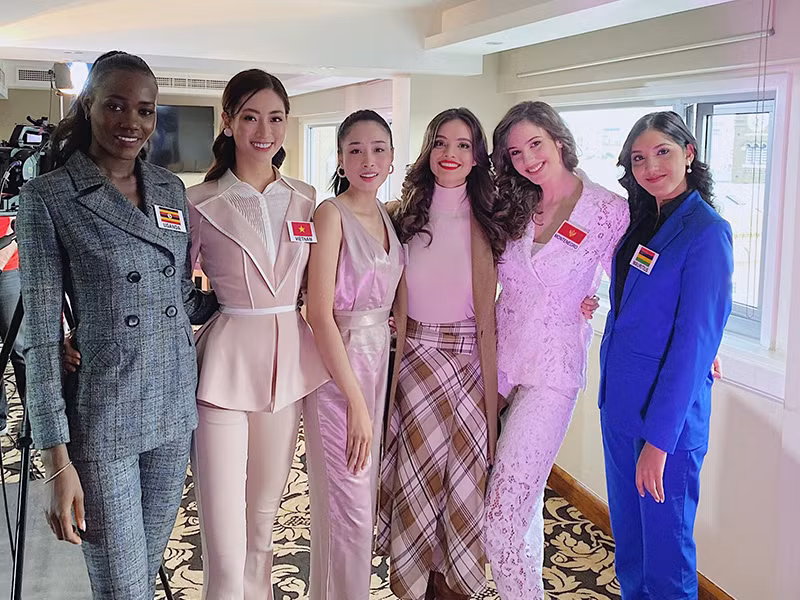 Sau phần thi của Lương Thùy Linh, đương kim Hoa hậu Thế giới - Vanessa Ponce (thứ 3 bên phải) phải thốt lên: "Đại diện Việt Nam thật tuyệt vời".