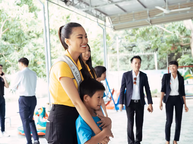 Chuyến đi còn có sự tham gia của 2 á hậu Thúy Vân, Kim Duyên, Top 5 Đào Thị Hà, Top 5 Nguyễn Thị Hương Ly.
