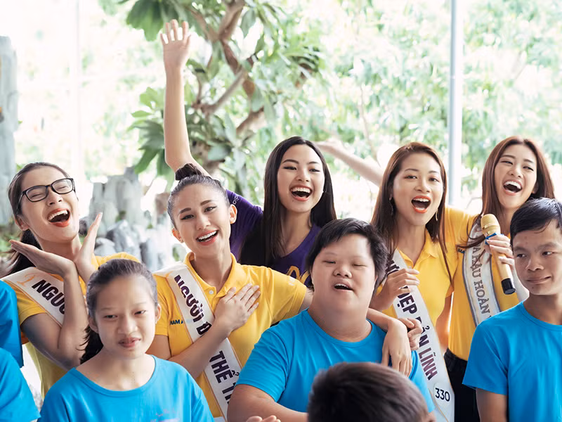 Các người đẹp vừa bước ra từ cuộc thi Hoa hậu Hoàn vũ Việt Nam 2019 vui vẻ ca hát.