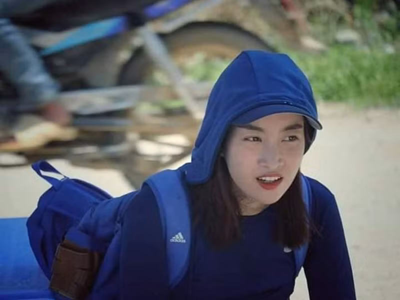 Ở tập 2, vì phải đi bộ một quãng đường dài mà không ai cho đi nhờ xe, Mỹ Linh nói rằng: "Mai em sẽ đeo một cái bảng là Hoa hậu Đỗ Mỹ Linh ở trước ngực để khi mà em nhờ thì mọi người sẽ giúp đỡ em nhiệt tình".