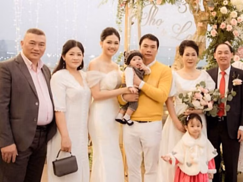 Cặp đôi còn để lộ hình ảnh cậu con trai đầu lòng.