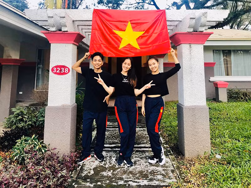 Khánh Thi là cô giáo, bạn nhảy đồng thời là bà xã của Phan Hiển.