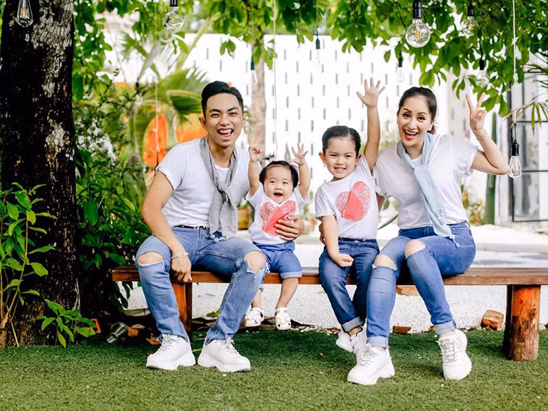 Sau bao sóng gió, Phan Hiển và Khánh Thi vẫn bên nhau hạnh phúc.