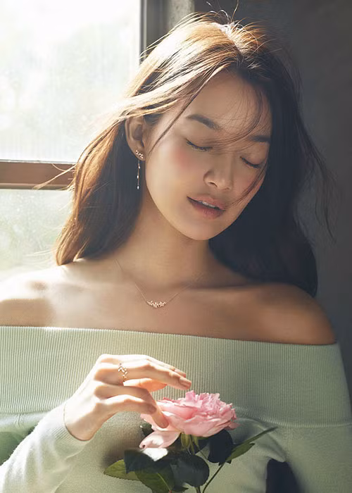 Hình ảnh Shin Min Ah đẹp hút hồn trên tạp chí.