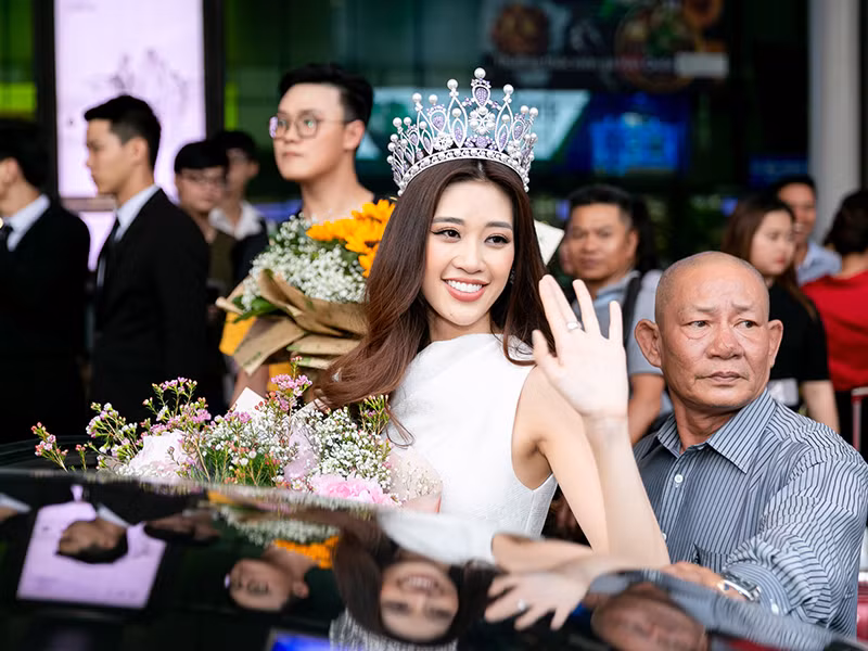 Hình ảnh tân Hoa hậu Hoàn vũ Việt Nam vẫy tay chào khán giả trước khi lên xe.