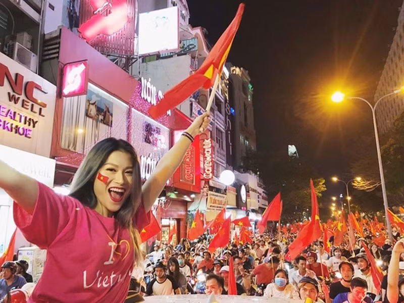 Ngọc Thanh Tâm cũng hòa vào dòng người đi bão tại Việt Nam.