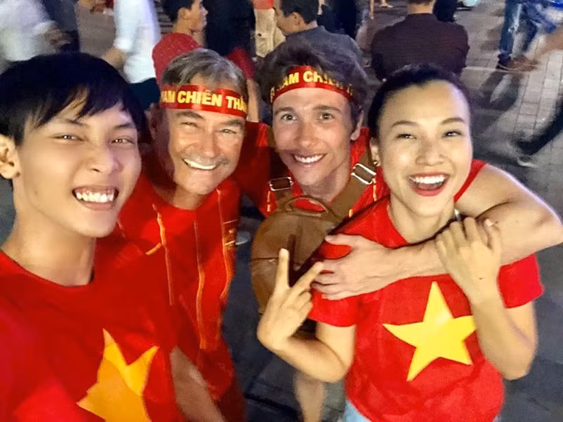 MC Hoàng Oanh và ông xã ngoại quốc cũng xuống đường để mừng U22 Việt Nam lần đầu tiên giành HCV SEA Games.