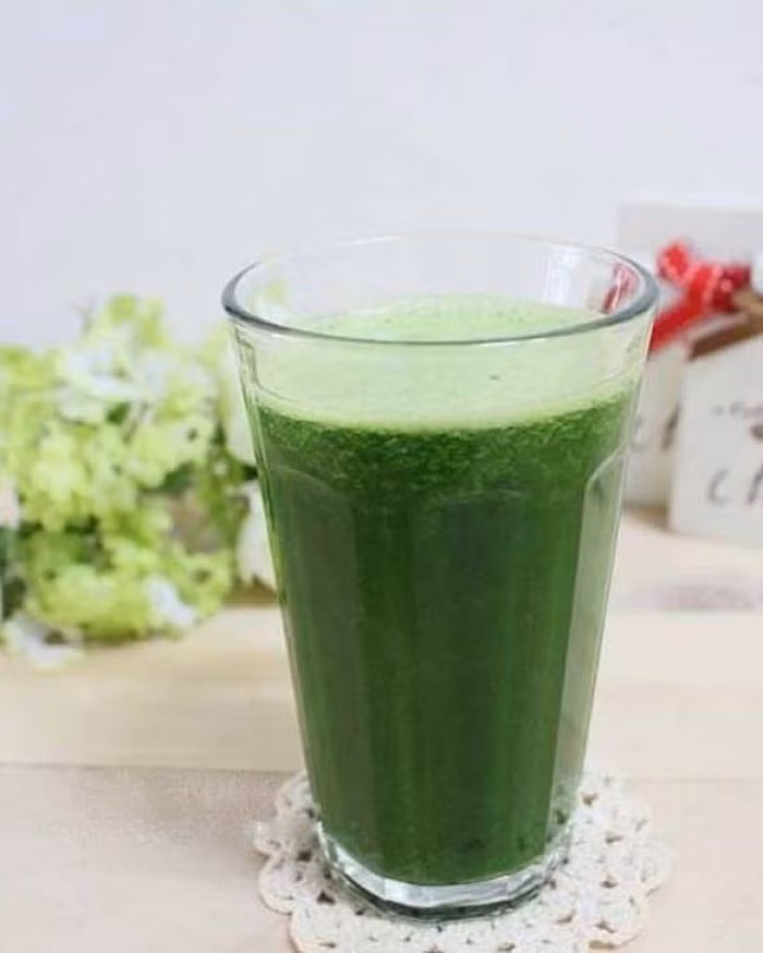Cách làm: Lấy 20 – 30 gr rau ngổ tươi, rửa sạch, giã nát. Cho nước sôi để nguội vào lọc lấy nước uống hằng ngày. Kiên trì thực hiện bài thuốc này sẽ cho kết quả tốt.
